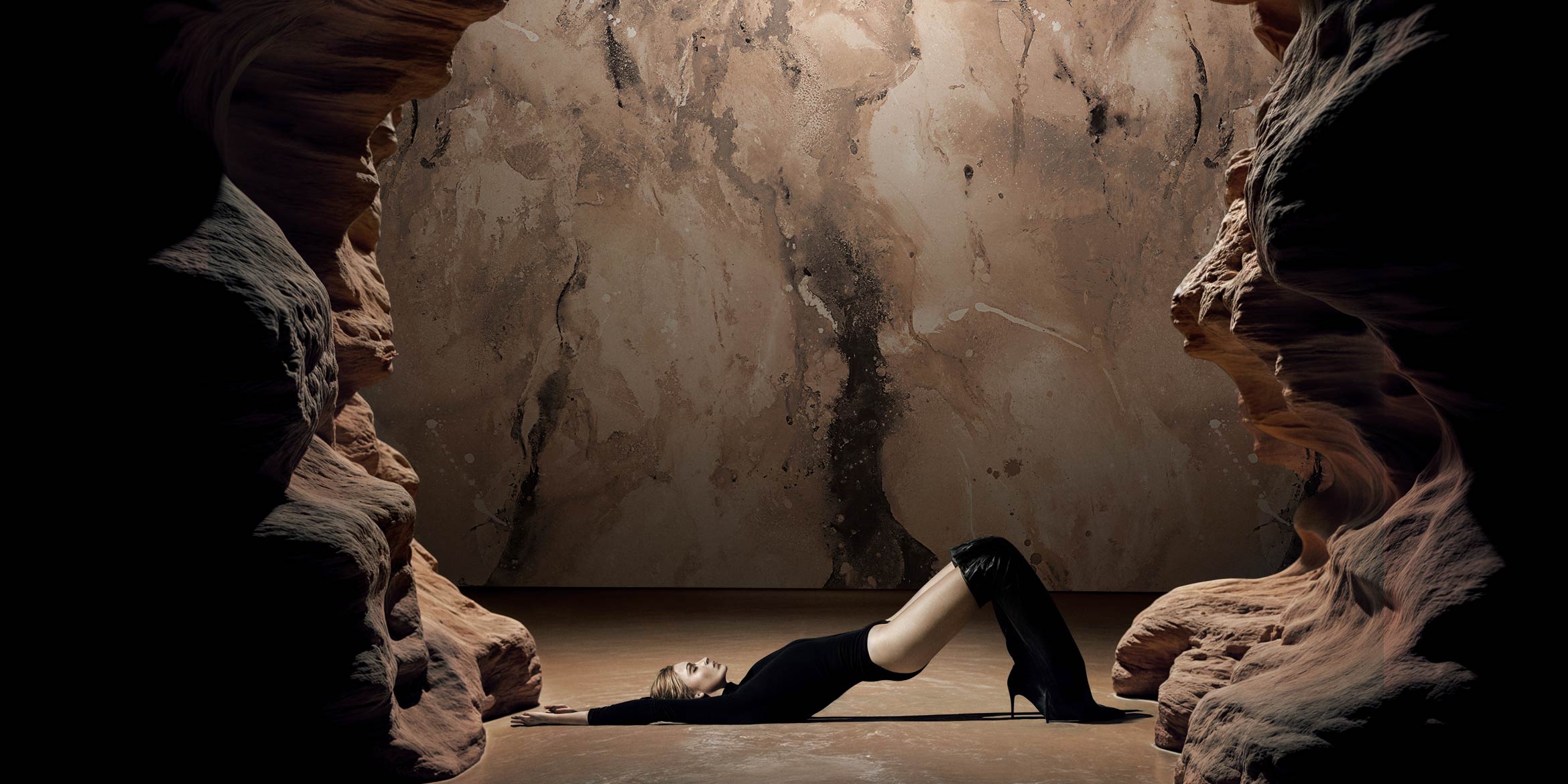 Paria wallpaper brings a sense of the outdoors into interior spaces, offering an earthy yet refined aesthetic that celebrates the untamed beauty of nature’s artistry.